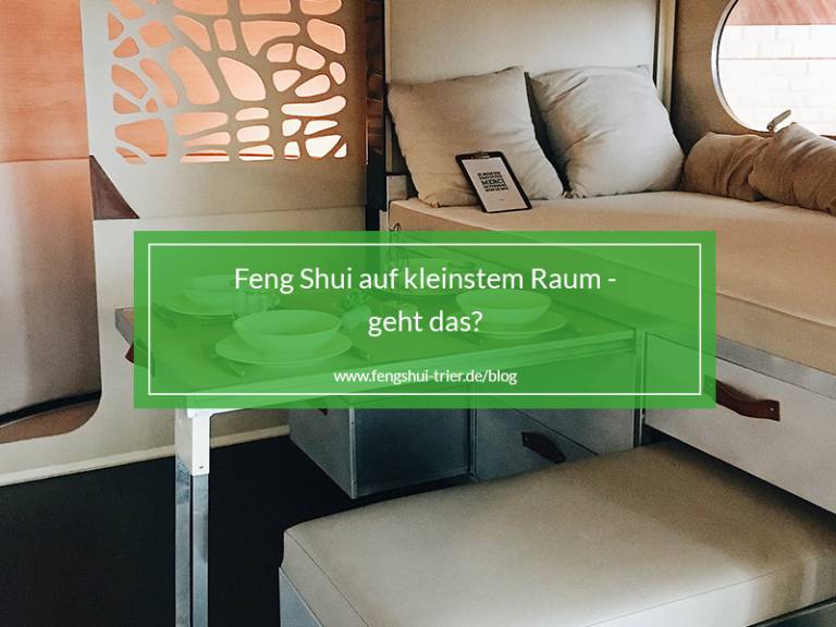 Ein kleiner, gemütlicher, nach Feng Shui eingerichteter Raum.